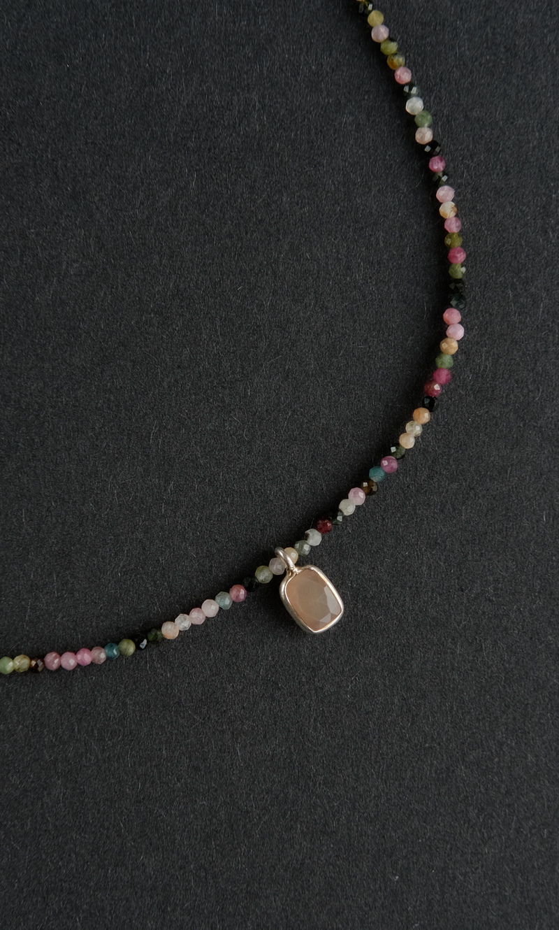 Чокер "Memo about Health" из цветного турмалина, с подвесом из солнечного камня 35 см