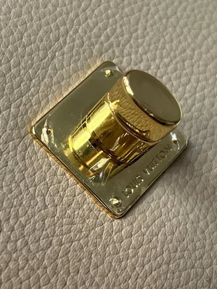 Сумка Louis Vuitton Lockme Chain East West бежевый