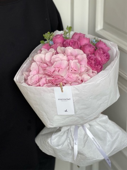 Букет в ярких оттенках с розовой гортензией