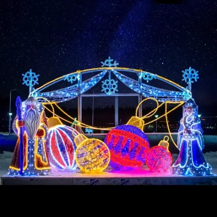 Композиция фигур "Дед Мороз и Снегурочка" со световым панно и шарами елочными