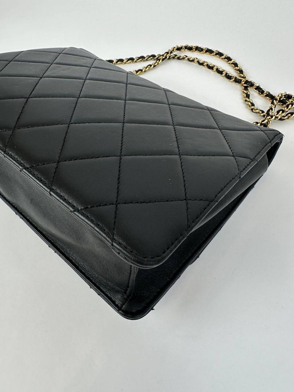 Сумка Chanel Black Quilted Lambskin Leather Golden Class Medium Flap