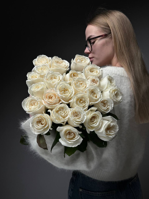 Букет из 25 белых пионовидных роз под ленту