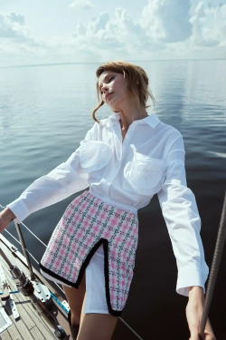 Рубашка с цветами на карманах