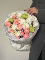 Букет из кустовых пионовидных роз, ромашки, хризантемы и диантусов