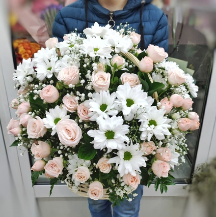 Корзина с кустовыми пионовидными розами "BOMBASTIC" и хризантемами "KENNEDY WHITE"