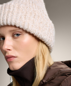 Oysho Вязаная шапка в крапинку, светло-бежевый