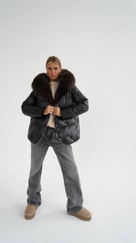 Черно-шоколадный пуховик с меховой отделкой