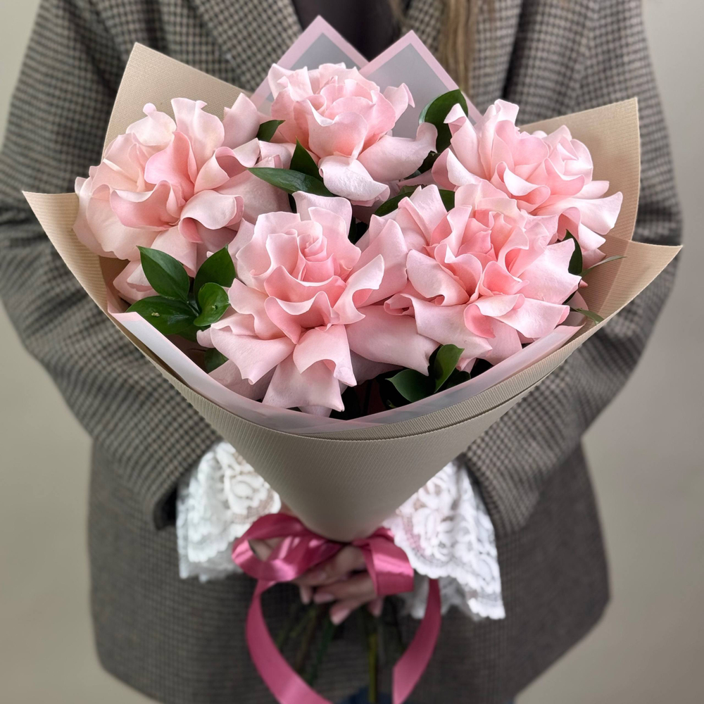 Букет из 5 нежно - розовых французских роз с зеленью в упаковке №2