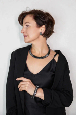 Браслет широкий плоский с графитовыми прямоугольными кристаллами, оттенок графит