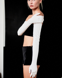 Перчатки из белого бархата до уровня плеча