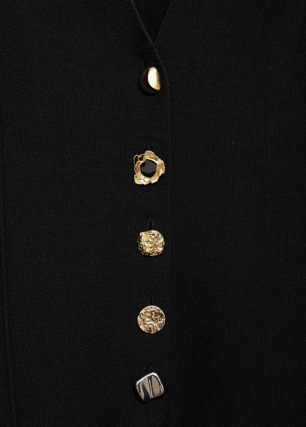 Вязаный жакет с нарядными пуговицами