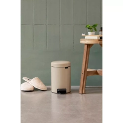 Brabantia - Контейнер для мусора NewIcon 5л, мягкий бежевый / артикул   149900  / GTIN 8710755149900