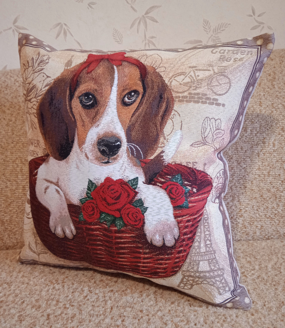 Декоративный гобеленовый чехол для интерьерной подушки Малышка Бигль 47х47