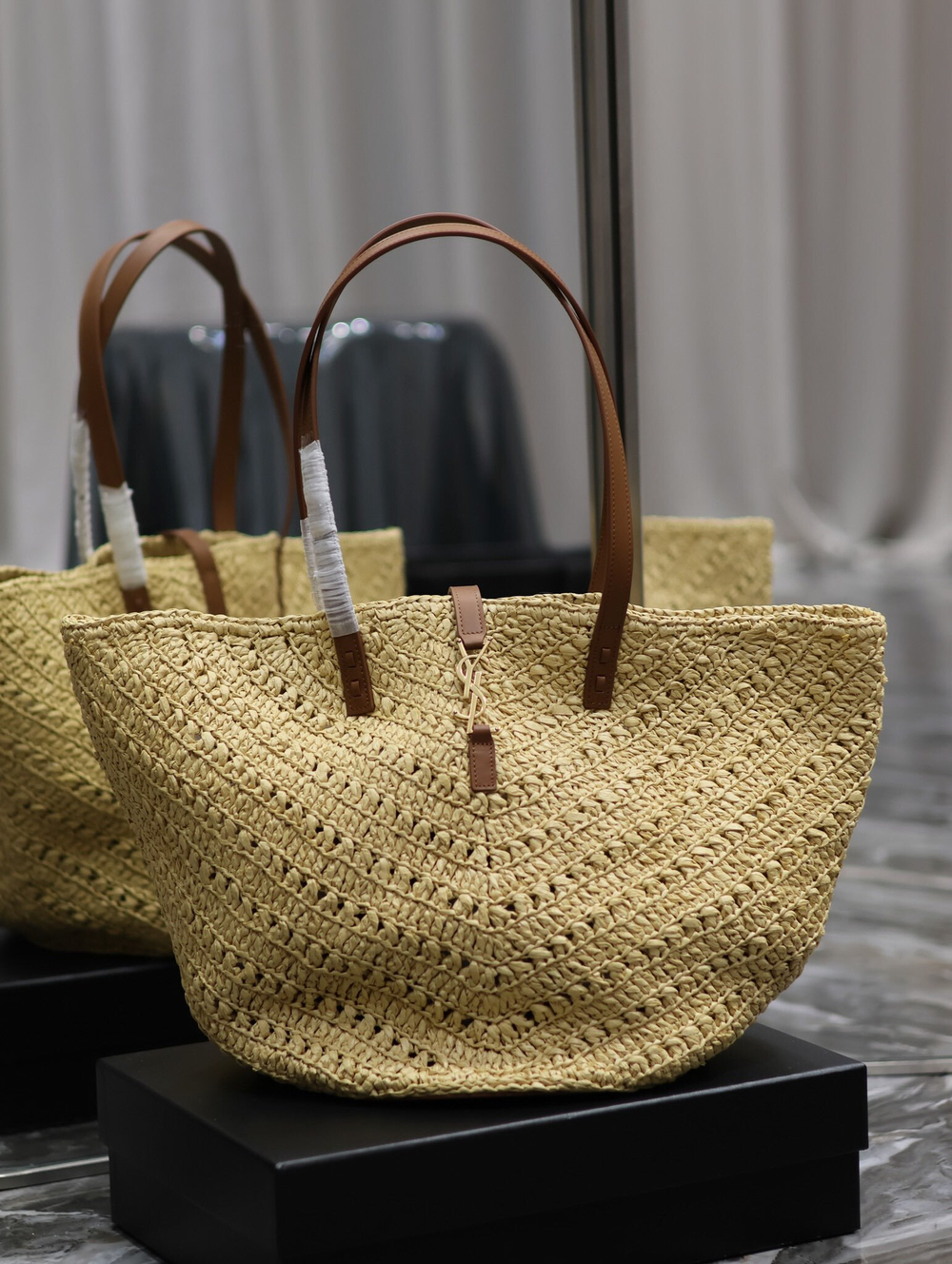 Saint Laurent Panier Medium in Raffia