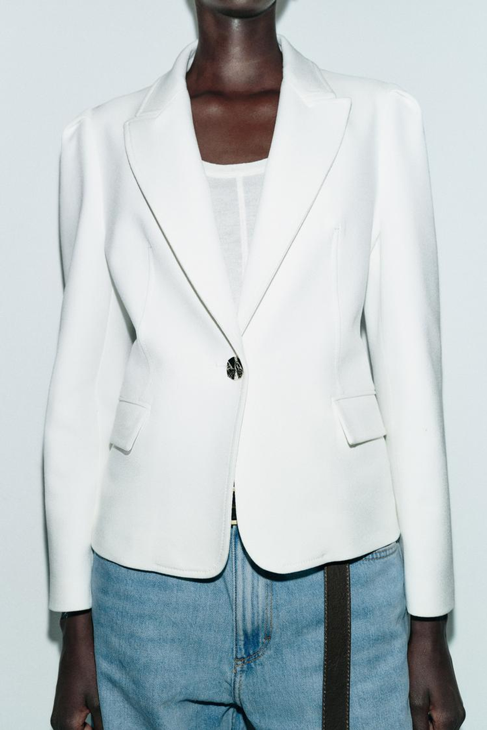 ZARA ПРИТАЛЕННЫЙ БЛЕЙЗЕР С ВЫРАЖЕННЫМИ ПЛЕЧАМИ, ЖЕЛТОВАТО-БЕЛЫЙ