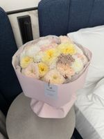 Букет из кустовых пионовидных роз, хризантемы, диантусов и озотамнуса