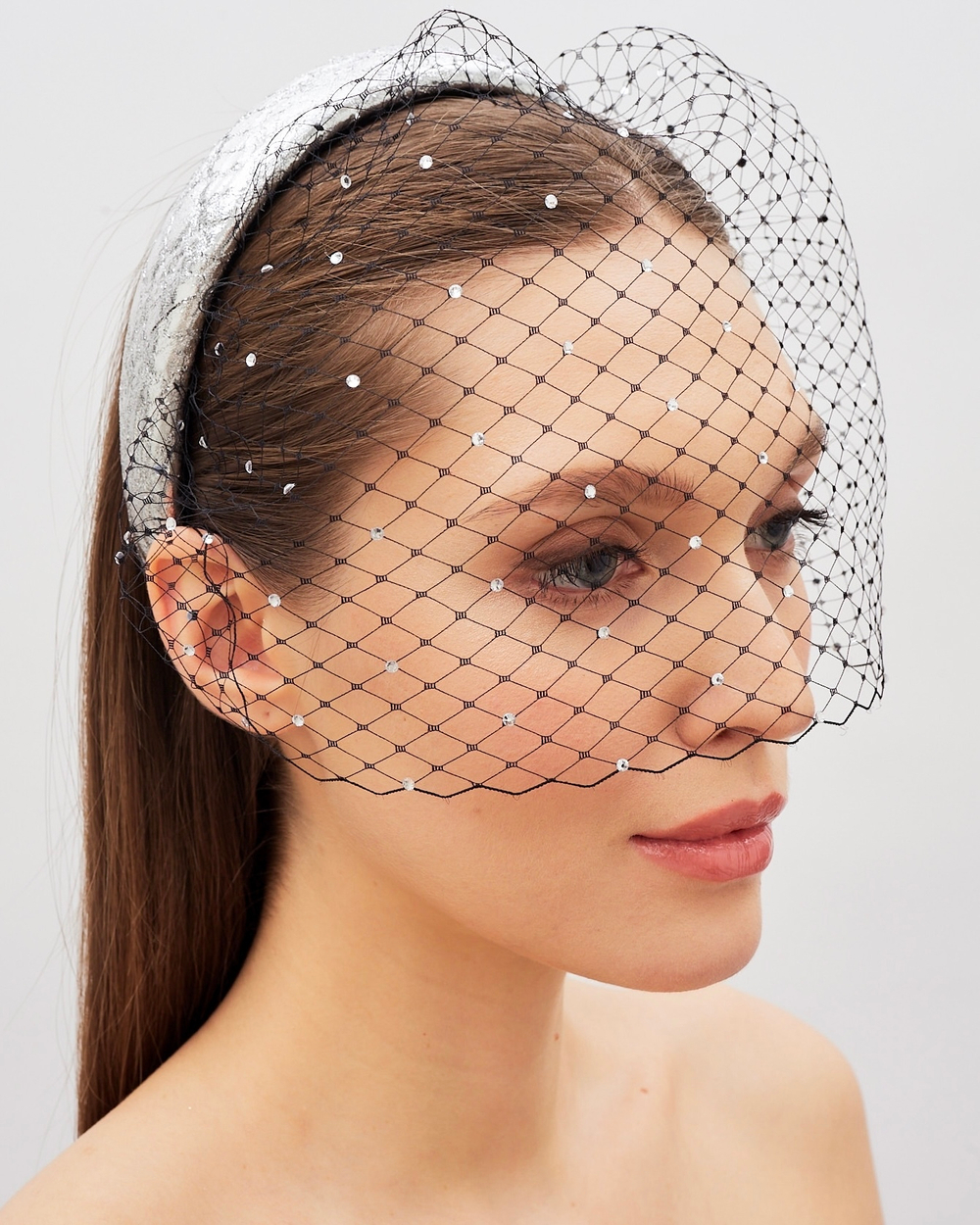 Вуаль с белыми камнями