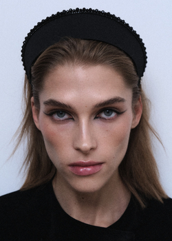 Черный кокошник с декором по верхнему краю