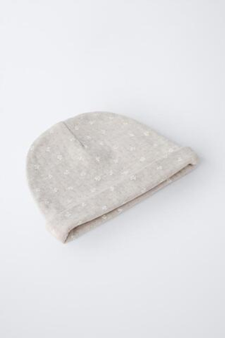 ZARA КОМПЛЕКТ ИЗ ШАПКИ И НАГРУДНИКА С РЕЛЬЕФНЫМ ПРИНТОМ, СЕРЫЙ МЕЛАНЖ