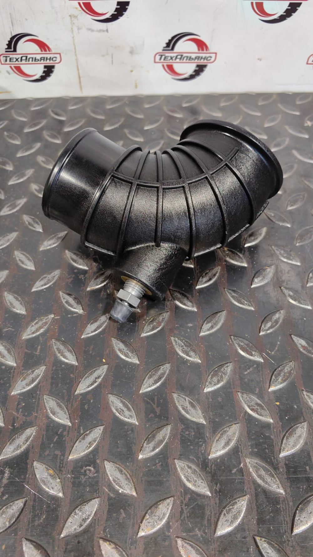 Патрубок 16860142