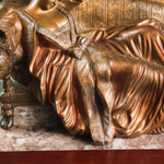 Бронзовая скульптура «Дама на софе»