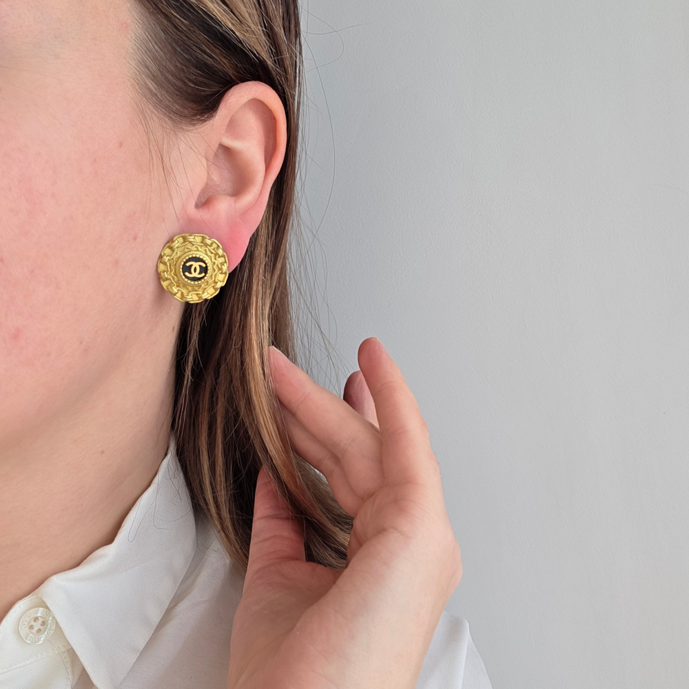 Клипсы Chanel с лого