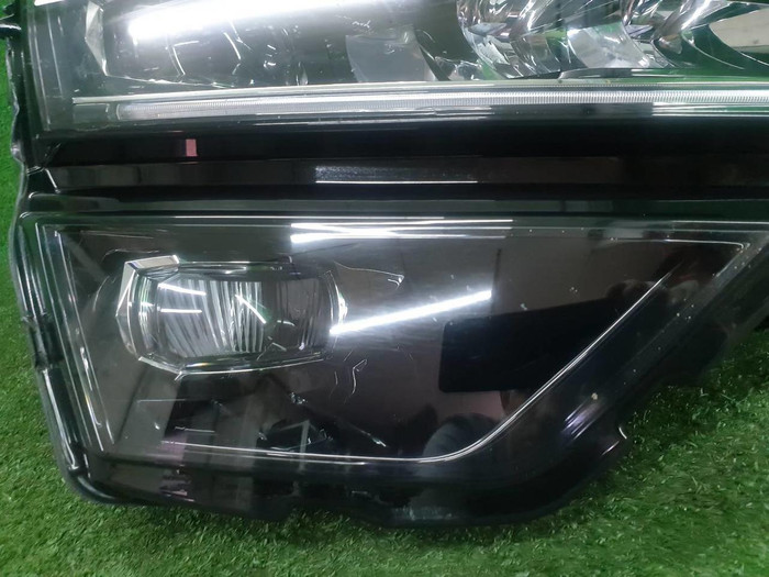 Фара правая Skoda Karoq (2017-2021) LED