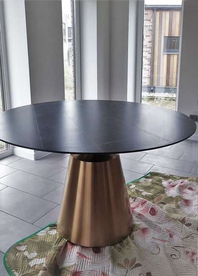 Стол Yoda Ø120, черный керамогранит, золотая ножка