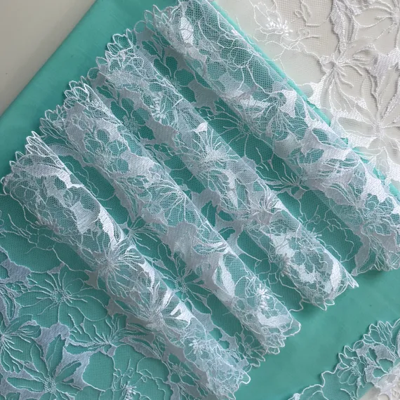 Вышивка на сетке белая 25 см