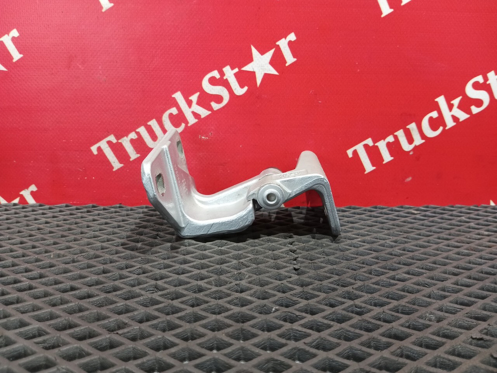 Петля двери нижняя правая 2023г