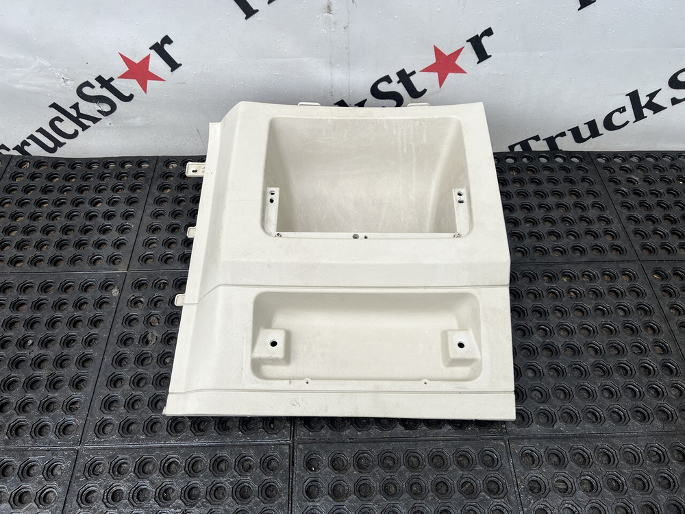 Бардачок вещевой левый 2023г