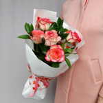 Букет для девушки нежный из 5 розоватых роз и рускуса, 50 см