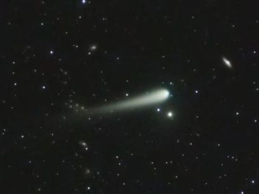 Астронавт запечатлел яркую комету на фоне полярного сияния