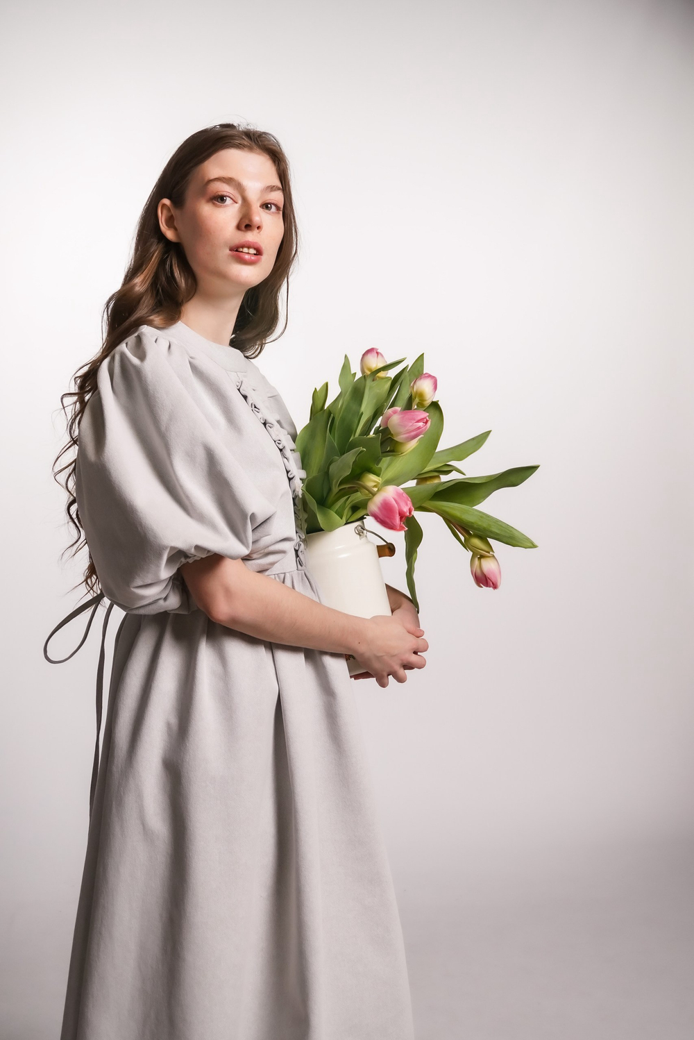 Платье с жабо и рукавами фонариками из плотного хлопка, в светло-сером цвете