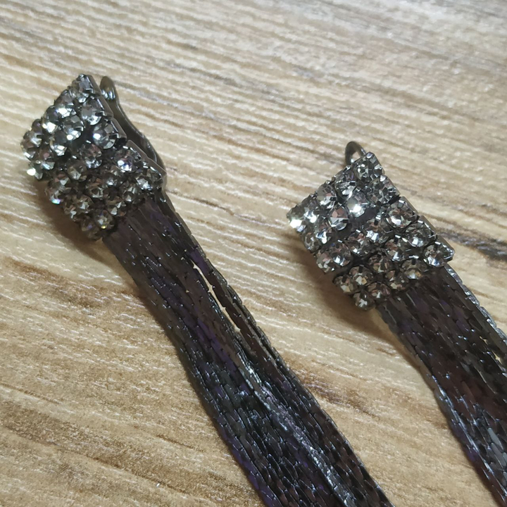 Серьги англ.заст. Bogema квадрат выпуклый из страз 5 х 5 цепочки жгутики металл графитовый