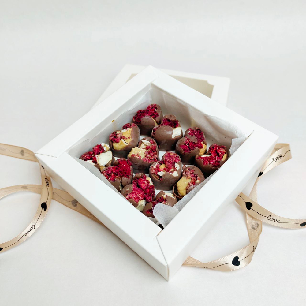 Шоколад ручной работы с сублимированной малиной и кешью