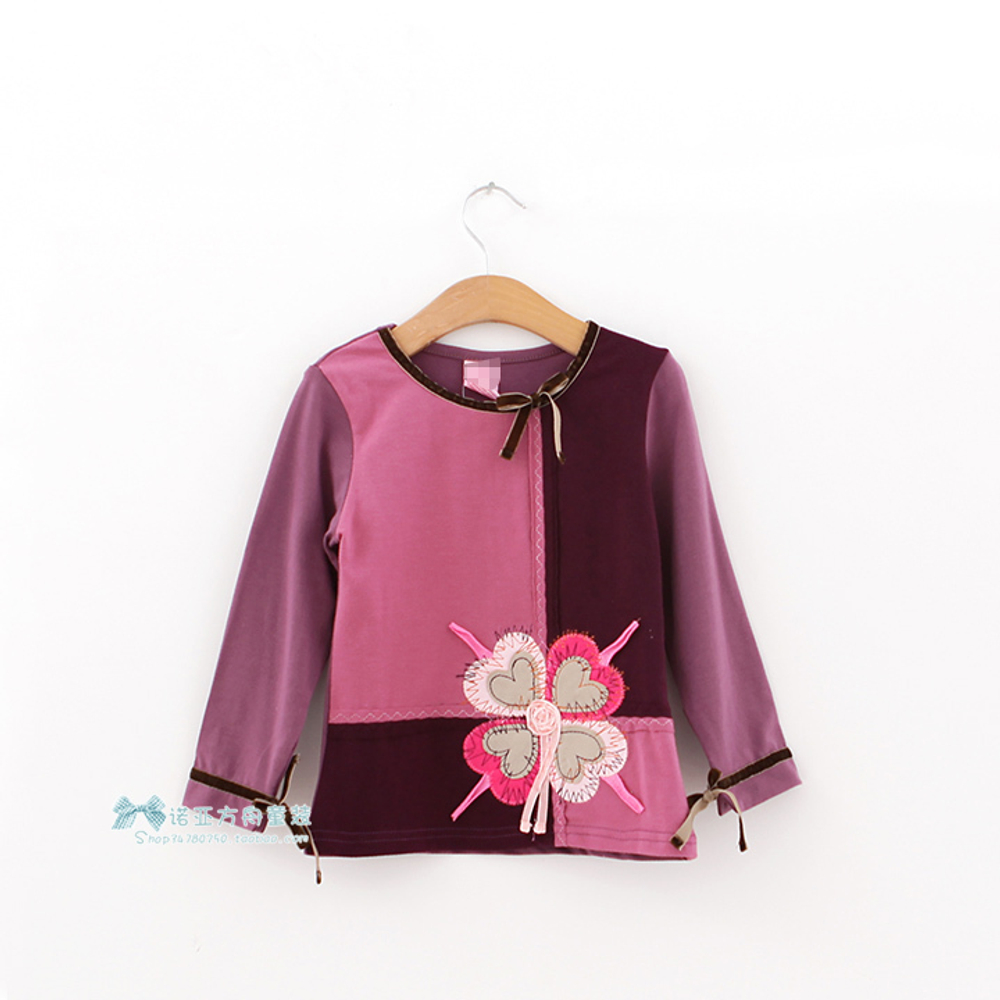 Лонгслив с бантами и цветочной аппликацией