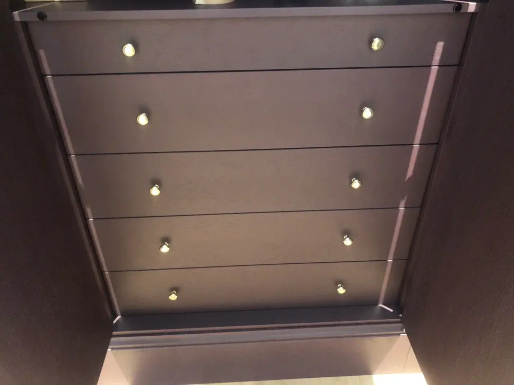 Классический деревянный шкаф с золотыми ручками