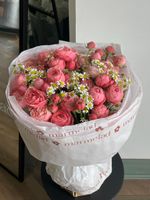 Букет сборный из кустовых пионовидных роз и ромашки