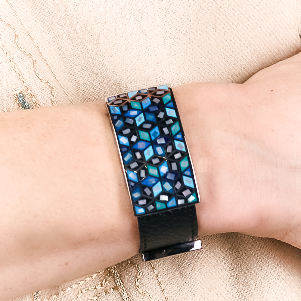 Браслет Fiore Luna на черном кожаном ремешке CB13209-3