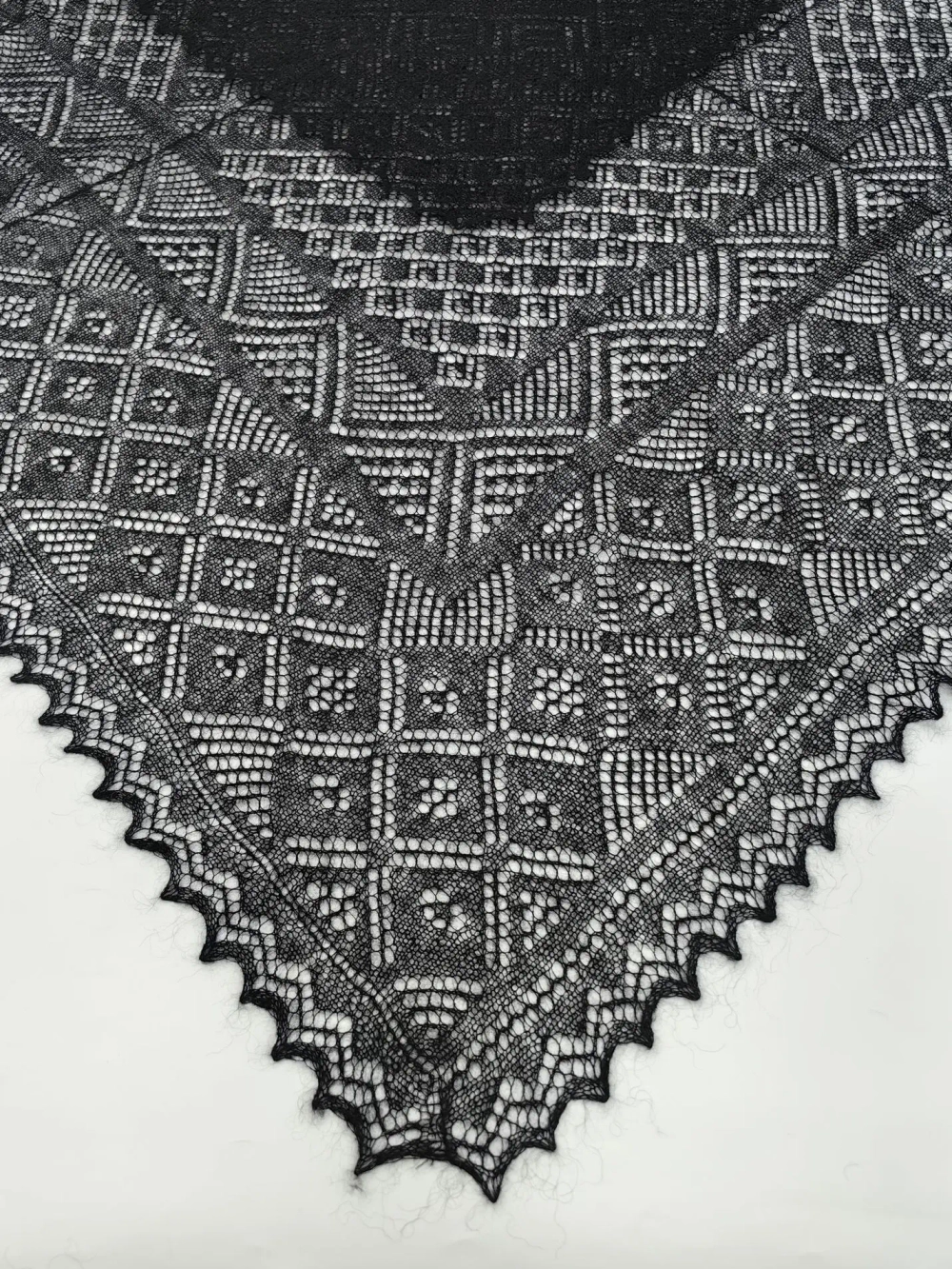 Оренбургский пуховый платок-паутинка А110-07 черный