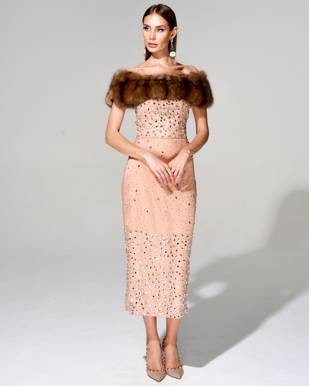 Корсетное платье с меховой отделкой