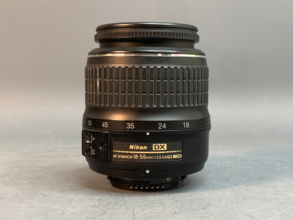 Nikon D40 kit 18-55mm 3.5-5.6G II ED 8.800 кадров