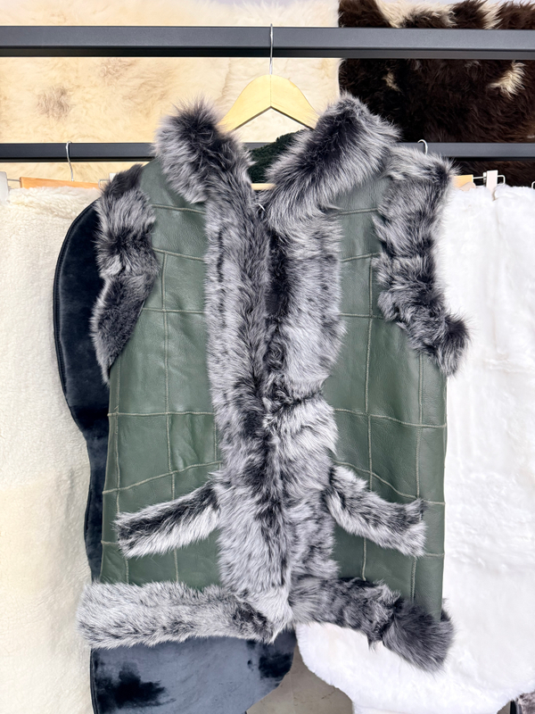 Жилет из натуральной овчины с капюшоном. 46-48 размер