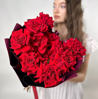 Букет цветов из 11 красных французских роз Бордо