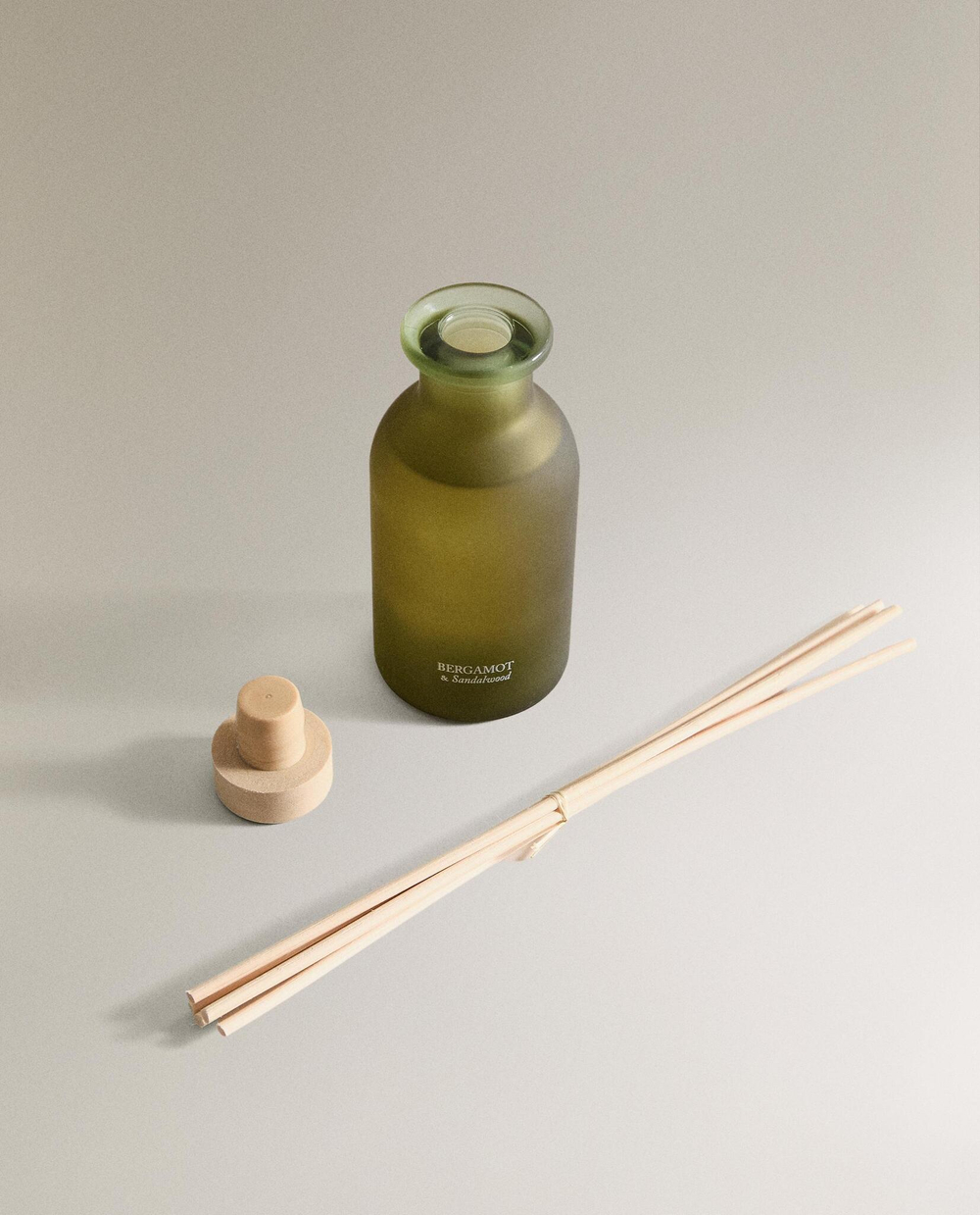 Zara Home BERGAMOT & SANDALWOOD SCENTED REED DIFFUSERS — ароматический диффузор с тростниковыми палочками, Бергамот и Сандал, 195 мл