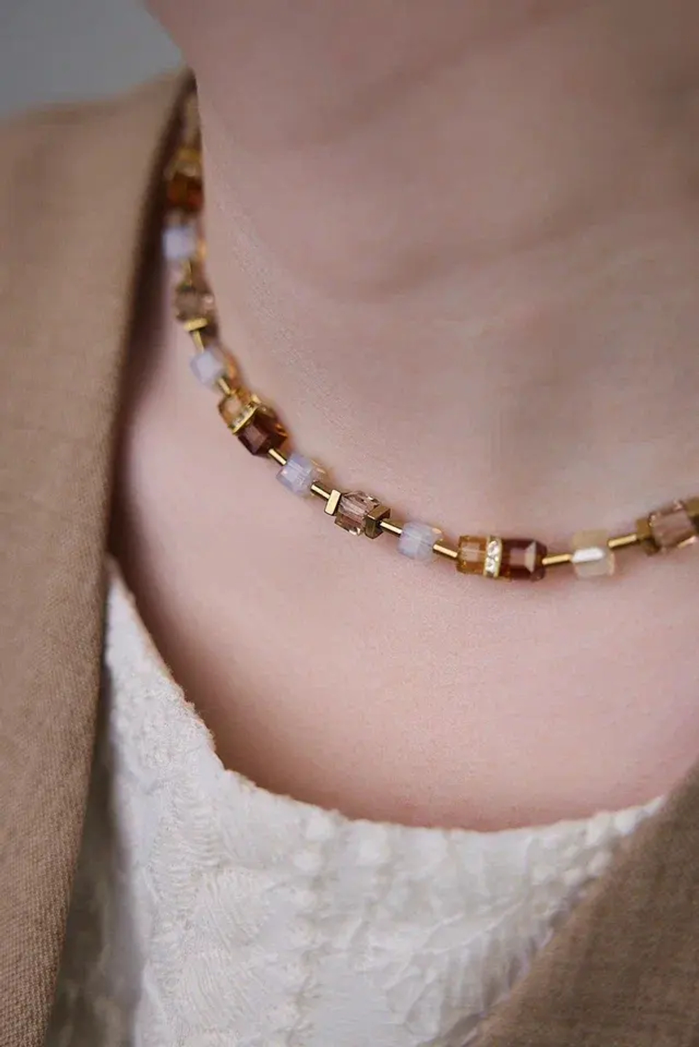 Колье телесные, медовые и коричневые кубики, золото