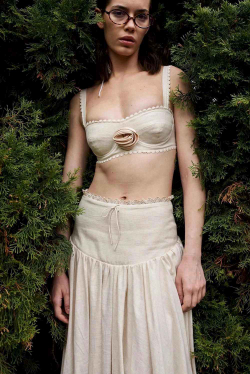 Топ-бюстье с розой изо льна