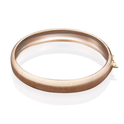 Браслет жесткий из красного золота с алмазной гранью