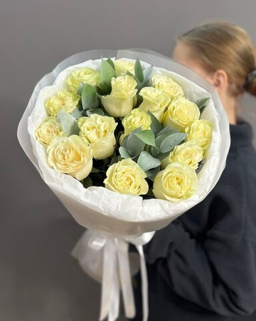 Букет с 15 белыми розами сорта "Мондиаль" (Эквадор 60 см)